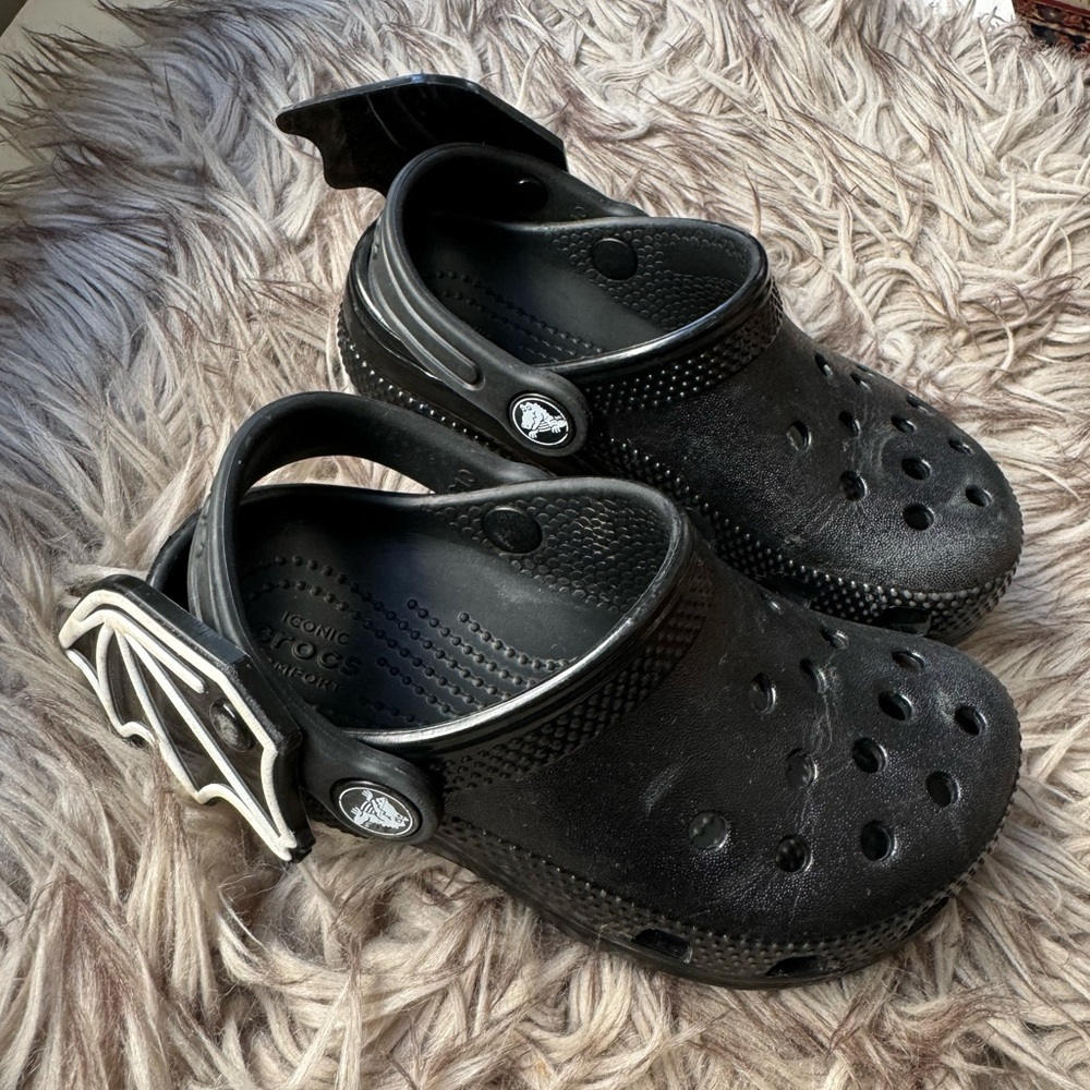 🦇 Toddler Bat Wing Black Crocs - Picture 5 of 12